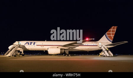 Passo carrelli parcheggiati sit della marcia in avanti e la poppa di un trasporto aereo internazionale di Boeing 757-200 Sett. 8, 2019, alla Dover Air Force Base, Del. ATI aeromobili, parte della Civil Reserve Air Fleet programma, è stato stipulato un contratto per il trasporto di merci e 30 Team Dover membri di Fairchild AFB, nello Stato di Washington, che partecipano in mobilità Guardian 2019. "Questa missione è multidimensionale e fornirà una maggiore comprensione del ponte aereo commerciale i requisiti e le funzionalità in tutta l'aria di comando la mobilità e il trasporto aereo commerciale enterprise", ha detto il Mag. Adam gru, sede AMC CRAF Branch Chief, Scott Foto Stock