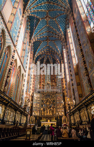 La Polonia, Cracovia - 30 ottobre 2015: interni di un gotico medievale chiesa di Santa Maria a Cracovia Foto Stock