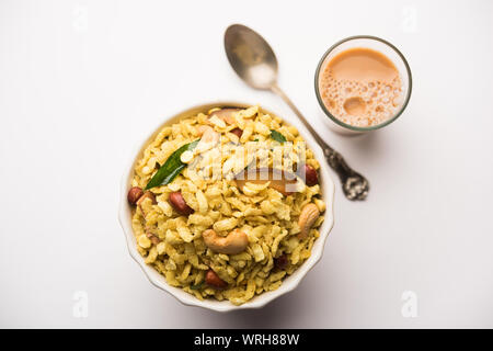 Jada POHA Namkeen Chivda / Pohe Chiwda è uno spuntino in vaso con un mix di sapori dolci, salati e noci, servito con tè. Fuoco selettivo Foto Stock