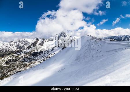 Ski resort Kasprowy Zakopane cima la cima della montagna. Polonia Foto Stock