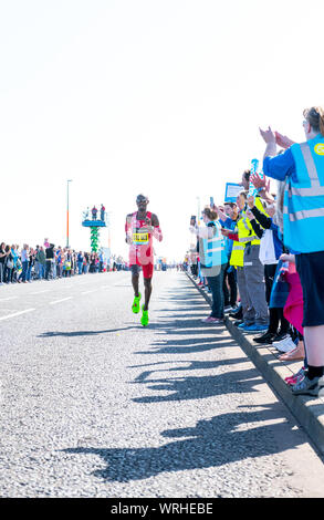 Sir Mo Farah vince il Grande Nord eseguire facendo di lui il primo atleta a vincere questa gara in sei anni consecutivi. Foto Stock