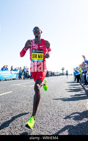 Sir Mo Farah vince il Grande Nord eseguire facendo di lui il primo atleta a vincere questa gara in sei anni consecutivi. Foto Stock