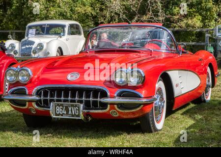 Old red Corvette presso un Classic Car Show, Hinton bracci, Cheriton, Hampshire, Regno Unito Foto Stock