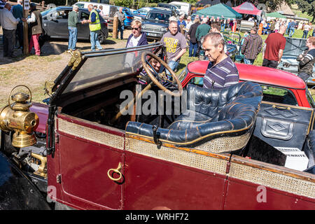 Ispezione di un 1905 Adler, classic car show, Hinton bracci, Cheriton, Hampshire, Regno Unito Foto Stock