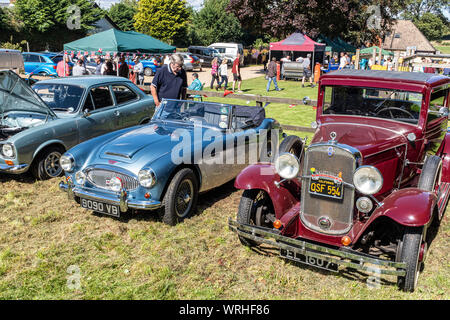 Ispezione di una Healey 300, in corrispondenza di una Classic Car Show, Hinton bracci, Cheriton, Hampshire, Regno Unito Foto Stock