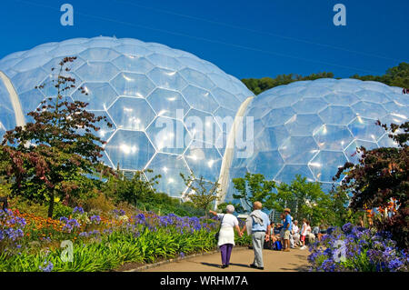 Le cupole geodetiche o biomi dell'Eden Project, Cornwall, Regno Unito Foto Stock