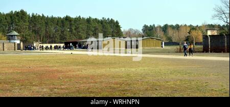 Una vista di caserme 38 e 39, parte del 'Small Camp' Campo di concentramento di Sachsenhausen, Oranienburg, Germania, Estate 2019 Foto Stock