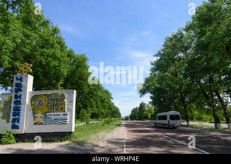 Chernobyl (Cernobyl): Chernobyl segno di benvenuto, autobus turistico di Chernobyl (Cernobyl) Zona di esclusione, Oblast di Kiev, Ucraina Foto Stock