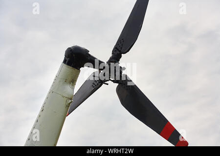 Il propulsore dell'elicottero close-up contro un cielo grigio. Foto Stock