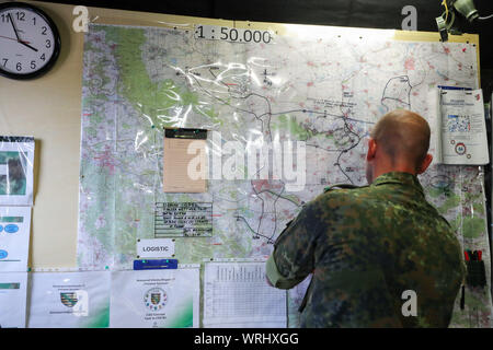 Frankenberg, Germania. Il 27 agosto, 2019. Un funzionario lavora in una brigata command post durante una dimostrazione nella caserma di Wettin. La caserma Wettiner attualmente casa intorno 1100 soldati. Credito: Jan Woitas/dpa-Zentralbild/dpa/Alamy Live News Foto Stock