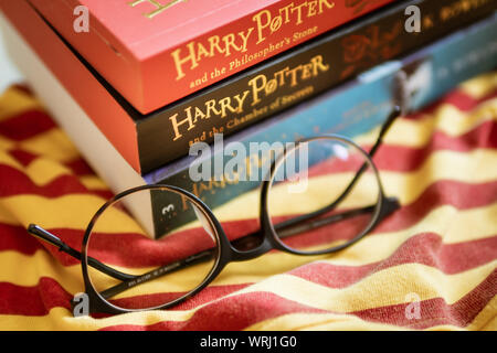 Bangkok, Tailandia - 16 Luglio 2019 : libri di Harry Potter con forma rotonda occhiali. Foto Stock