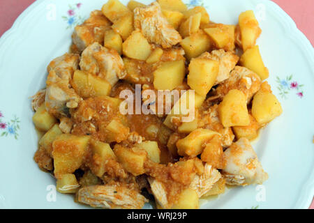 Spezzatino di manzo nella piastra con patate. Cucina Rumena tocanita Foto Stock