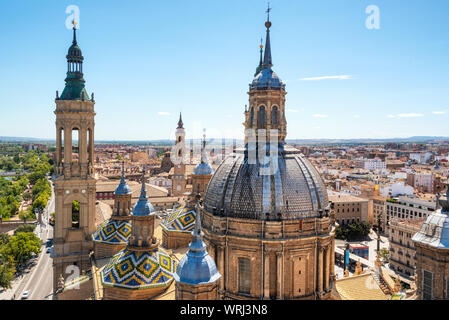 Aerial cityscape vista della basilica di Nostra Signora nella città di Saragozza in Spagna . Foto Stock