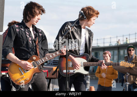 Rock band Folkestone Pier Foto Stock