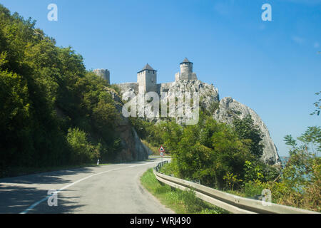 Vista dalla strada principale sulla fortezza Golubac, città medievale fortificata, vicino al fiume Danubio , Serbia orientale, l'Europa. Foto Stock