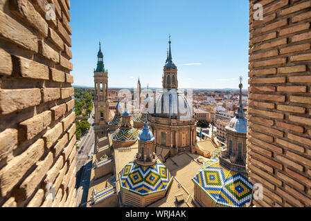 Aerial cityscape vista della basilica di Nostra Signora nella città di Saragozza in Spagna . Foto Stock