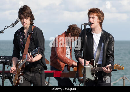 Rock band Folkestone Pier Foto Stock