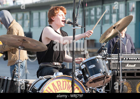 Rock band Folkestone Pier Foto Stock