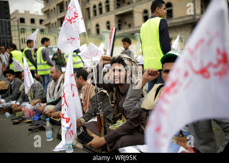 Sanaa, Yemen. Decimo Sep, 2019. I sostenitori dello Yemen's sciita ribelli Houthi, wave bandiere con un Arabo scritta 'disgrace è lontana da noi', che prendono parte a una processione religiosa per contrassegnare il giorno di Ashura, che cade il decimo giorno di Muharram, il primo mese del calendario islamico. Ashura segna il giorno in cui Husayn ibn Ali, il nipote del profeta islamico Maometto, è stato ucciso nella battaglia di Karbala che fu combattuta il 10 ottobre 680. Credito: Hani Al-Ansi/dpa/Alamy Live News Foto Stock