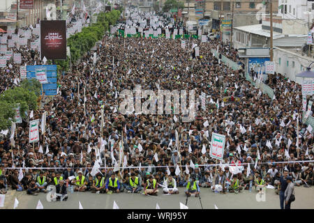 Sanaa, Yemen. Decimo Sep, 2019. I sostenitori dello Yemen's sciita ribelli Houthi, prendere parte a una processione religiosa per contrassegnare il giorno di Ashura, che cade il decimo giorno di Muharram, il primo mese del calendario islamico. Ashura segna il giorno in cui Husayn ibn Ali, il nipote del profeta islamico Maometto, è stato ucciso nella battaglia di Karbala che fu combattuta il 10 ottobre 680. Credito: Hani Al-Ansi/dpa/Alamy Live News Foto Stock