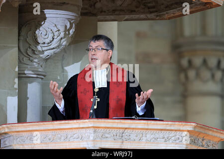 07 settembre 2019, Sassonia-Anhalt, Magdeburg: Friedrich Kramer, nuovo vescovo regionale della Chiesa Protestante in Germania centrale, offre il suo primo sermone dal pulpito. Kramer è stato introdotto al suo ufficio nella Cattedrale di Magdeburgo durante un servizio divino. Foto: Peter Gercke/dpa-Zentralbild/dpa Foto Stock