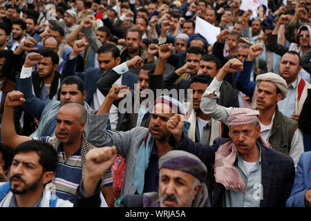 Sanaa, Yemen. Decimo Sep, 2019. La popolazione locale prendere parte in un rally per celebrare Ashura in Sanaa, Yemen, sul Sett. 10, 2019. La comunità sciita commemora Ashura, che segna la morte del imam Hussein, nipote del Profeta Maometto, che è stato ucciso e sepolto nel 680 D.C. in Karbala. Credito: Mohammed Mohammed/Xinhua Foto Stock