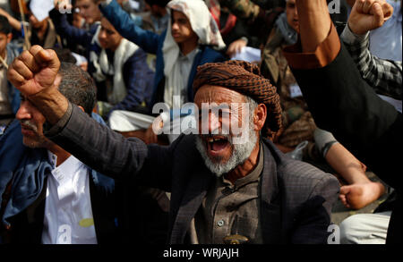 Sanaa, Yemen. Decimo Sep, 2019. La popolazione locale prendere parte in un rally per celebrare Ashura in Sanaa, Yemen, sul Sett. 10, 2019. La comunità sciita commemora Ashura, che segna la morte del imam Hussein, nipote del Profeta Maometto, che è stato ucciso e sepolto nel 680 D.C. in Karbala. Credito: Mohammed Mohammed/Xinhua Foto Stock