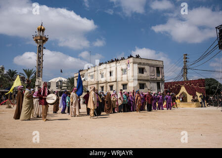 Persone in Jibchit, Nabatiyeh comune, Libano, in lutto per la morte di imam Hussein, nipote del Profeta Maometto, attraverso una rievocazione storica della sua morte durante la battaglia di Karbala in 680annuncio. Un cast di 100 ha preso parte, completa con i cavalli e un cammello. Il Libano, 10 Settembre 2019 Foto Stock
