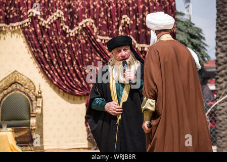 Persone in Jibchit, Nabatiyeh comune, Libano, in lutto per la morte di imam Hussein, nipote del Profeta Maometto, attraverso una rievocazione storica della sua morte durante la battaglia di Karbala in 680annuncio. Un cast di 100 ha preso parte, completa con i cavalli e un cammello. Il Libano, 10 Settembre 2019 Foto Stock