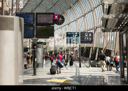 L'arrivo atrium corridoio a Strasburgo Stazione ferroviaria (Gare Central) a Strasburgo, Grand Est, Francia. Foto Stock