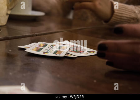 Pila di carte da gioco sul tavolo di legno Foto Stock