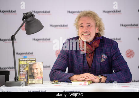 Monaco di Baviera, Germania. Decimo Sep, 2019. Thomas Gottschalk, presentatore, accoglie favorevolmente il pubblico durante una lettura dalla sua nuova autobiografia 'Herbstbunt'. Credito: Matthias esitano di fronte/dpa/Alamy Live News Foto Stock