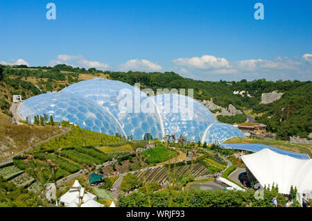 Le cupole geodetiche o biomi dell'Eden Project, Cornwall, Regno Unito Foto Stock