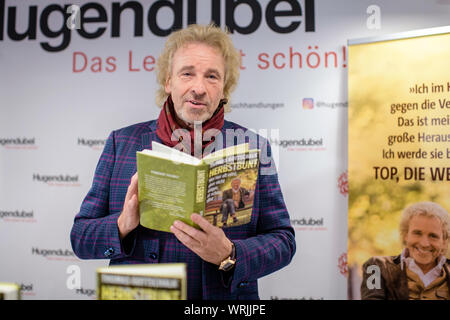 Monaco di Baviera, Germania. Decimo Sep, 2019. Thomas Gottschalk, presentatore, stesso ha fotografato dal suo nuovo autobiografia 'Herbstbunt" come parte di una lettura. Credito: Matthias esitano di fronte/dpa/Alamy Live News Foto Stock