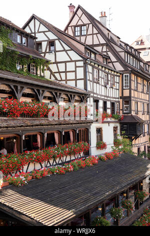 Edifici tradizionali lungo il canale nel quartiere Petite France di Strasburgo, Francia. Foto Stock