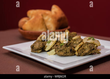 Indiano cafreal pollo marinato piatto con un sacco di foglie di coriandolo(il coriandolo), zenzero , aglio,succo di lime lungo a secco con spezie e servita con pane Foto Stock