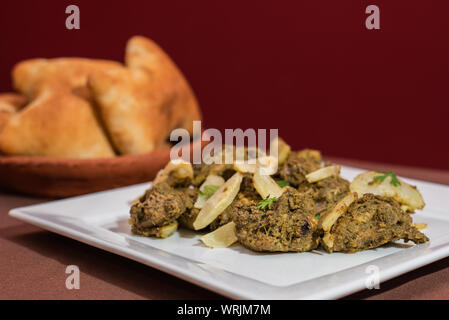 Indiano cafreal pollo marinato piatto con un sacco di foglie di coriandolo(il coriandolo), zenzero , aglio,succo di lime lungo a secco con spezie e servita con pane Foto Stock