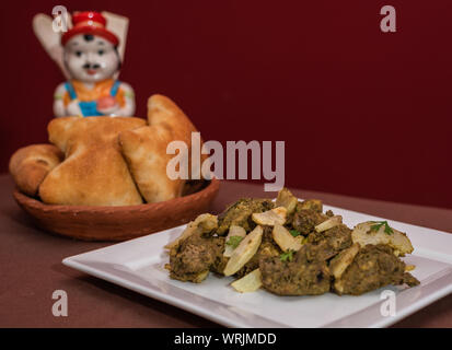 Indiano cafreal pollo marinato piatto con un sacco di foglie di coriandolo(il coriandolo), zenzero , aglio,succo di lime lungo a secco con spezie e servita con pane Foto Stock