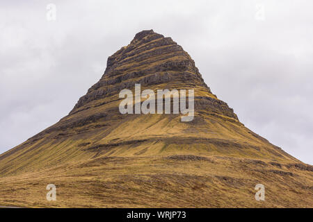 GRUNDARFJOROUR, Islanda - Kirkjufell montagna, Snaefellsnes peninsula. Foto Stock