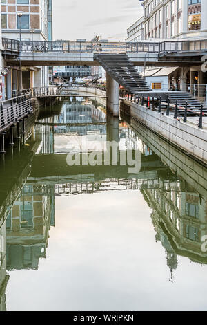 La città di Aarhus con ponti e negozi riflettendo nel canale e lo spazio per il testo, Danimarca, luglio 15, 2019 Foto Stock