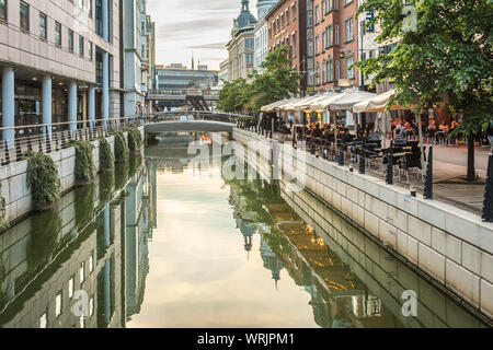 Il centro di Aarhus con lungo il canale e ristoranti di sera, riflettendo in acqua, Danimarca, luglio 15, 2019 Foto Stock