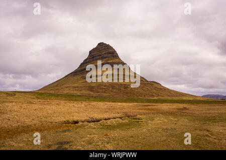 GRUNDARFJOROUR, Islanda - Kirkjufell montagna, Snaefellsnes peninsula. Foto Stock