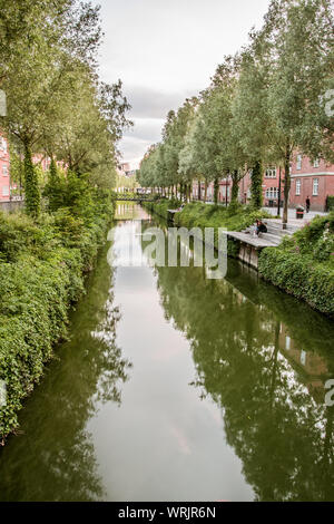 Il canale di Aarhus scorre dolcemente attraverso la città e gli alberi che riflette nell'acqua, Danimarca, luglio 15, 2019 Foto Stock