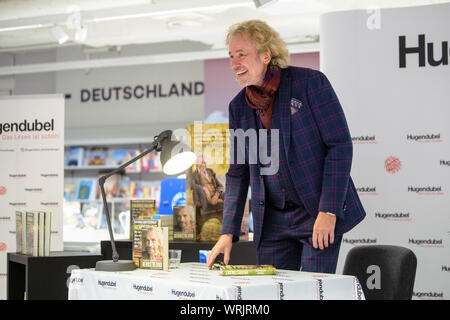 Monaco di Baviera, Germania. Decimo Sep, 2019. Thomas Gottschalk, presentatore, accoglie favorevolmente il pubblico durante una lettura dalla sua nuova autobiografia 'Herbstbunt'. Credito: Matthias esitano di fronte/dpa/Alamy Live News Foto Stock