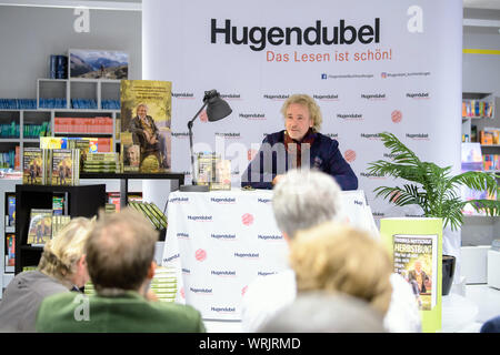 Monaco di Baviera, Germania. Decimo Sep, 2019. Thomas Gottschalk, presentatore, accoglie favorevolmente il pubblico durante una lettura dalla sua nuova autobiografia 'Herbstbunt'. Credito: Matthias esitano di fronte/dpa/Alamy Live News Foto Stock