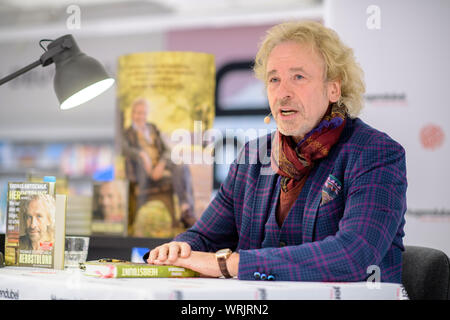 Monaco di Baviera, Germania. Decimo Sep, 2019. Thomas Gottschalk, presentatore, accoglie favorevolmente il pubblico durante una lettura dalla sua nuova autobiografia 'Herbstbunt'. Credito: Matthias esitano di fronte/dpa/Alamy Live News Foto Stock