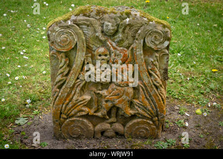 Le lapidi raffiguranti scene di tam o shanter sulle sculture in pietra nel Auld Kirk a alloway in ayr Foto Stock