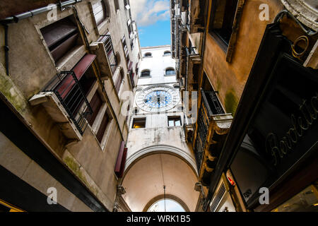 La Torre dell'Orologio Venezia è un primo Rinascimento edificio sul lato nord della Piazza San Marco, all'ingresso della merceria Foto Stock