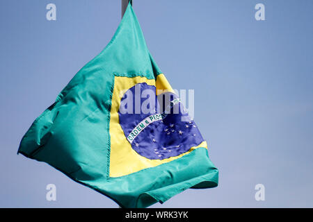 Bandiera brasiliana nel supporto e vento - Padiglione Nazionale - Brasiliano Patria simbolo - bandiera brasiliana svolazzanti da un flag pole Foto Stock