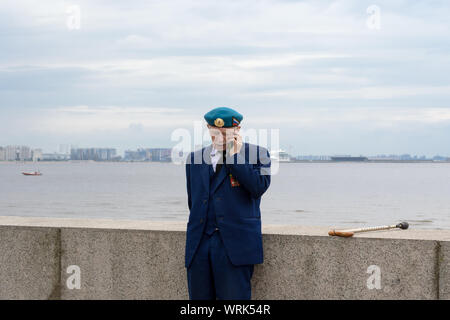 San Pietroburgo, Russia, 2 agosto 2019. In VDV giorno durante una parata militare sulla spiaggia un vecchio uomo in uniforme Foto Stock